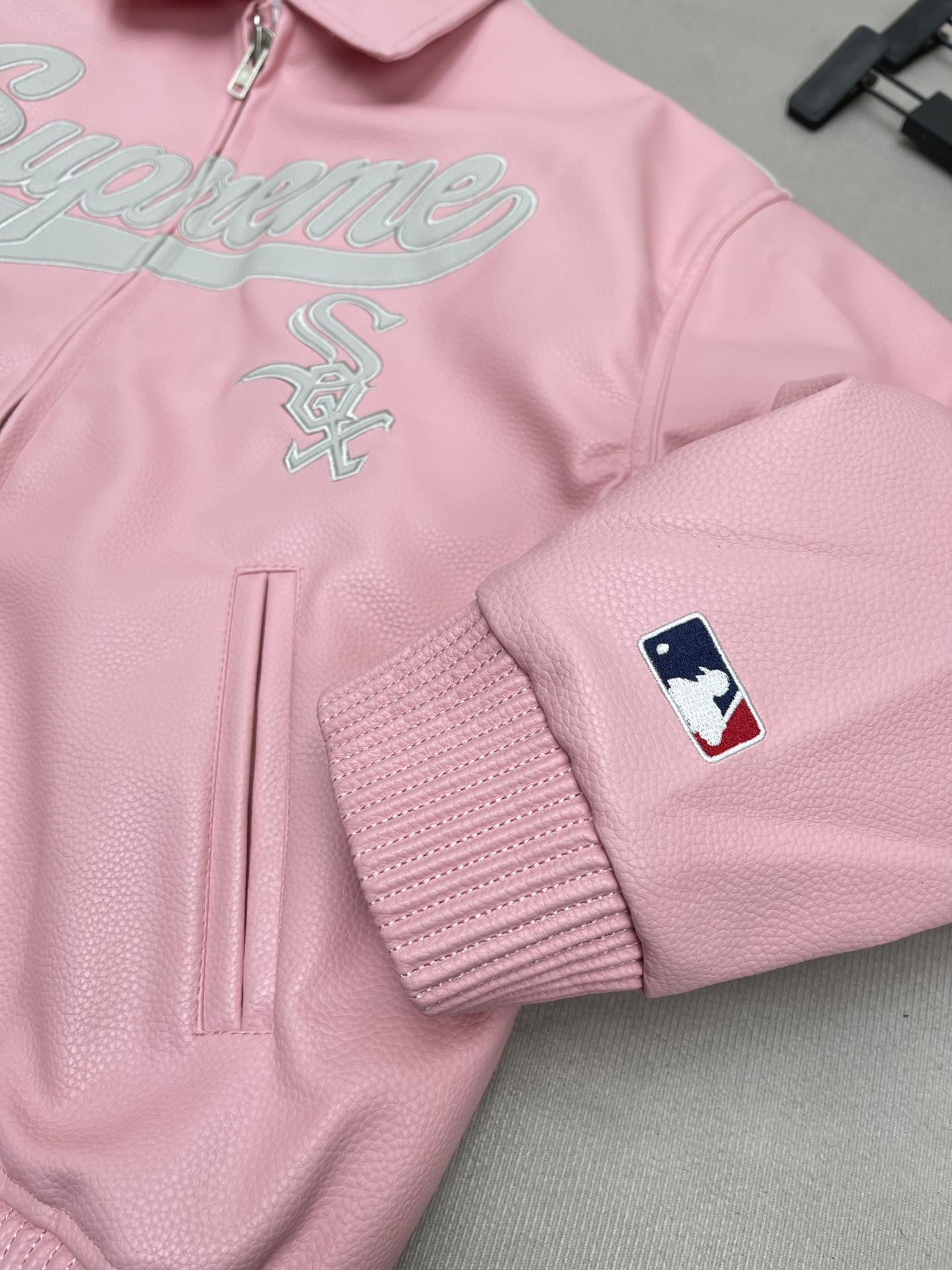 シュプリーム「Supreme x Chicago White Sox」コラボレーション レザージャケット