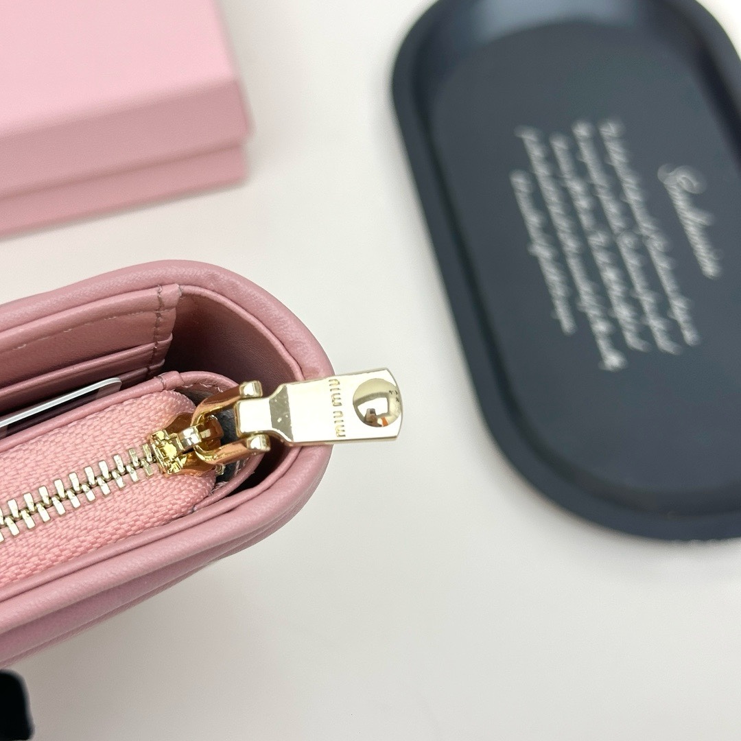 ミュウミュウ「Miu Miu」ミュウミュウ ラムスキン コンパクトウォレット 8357 / 二つ折り財布