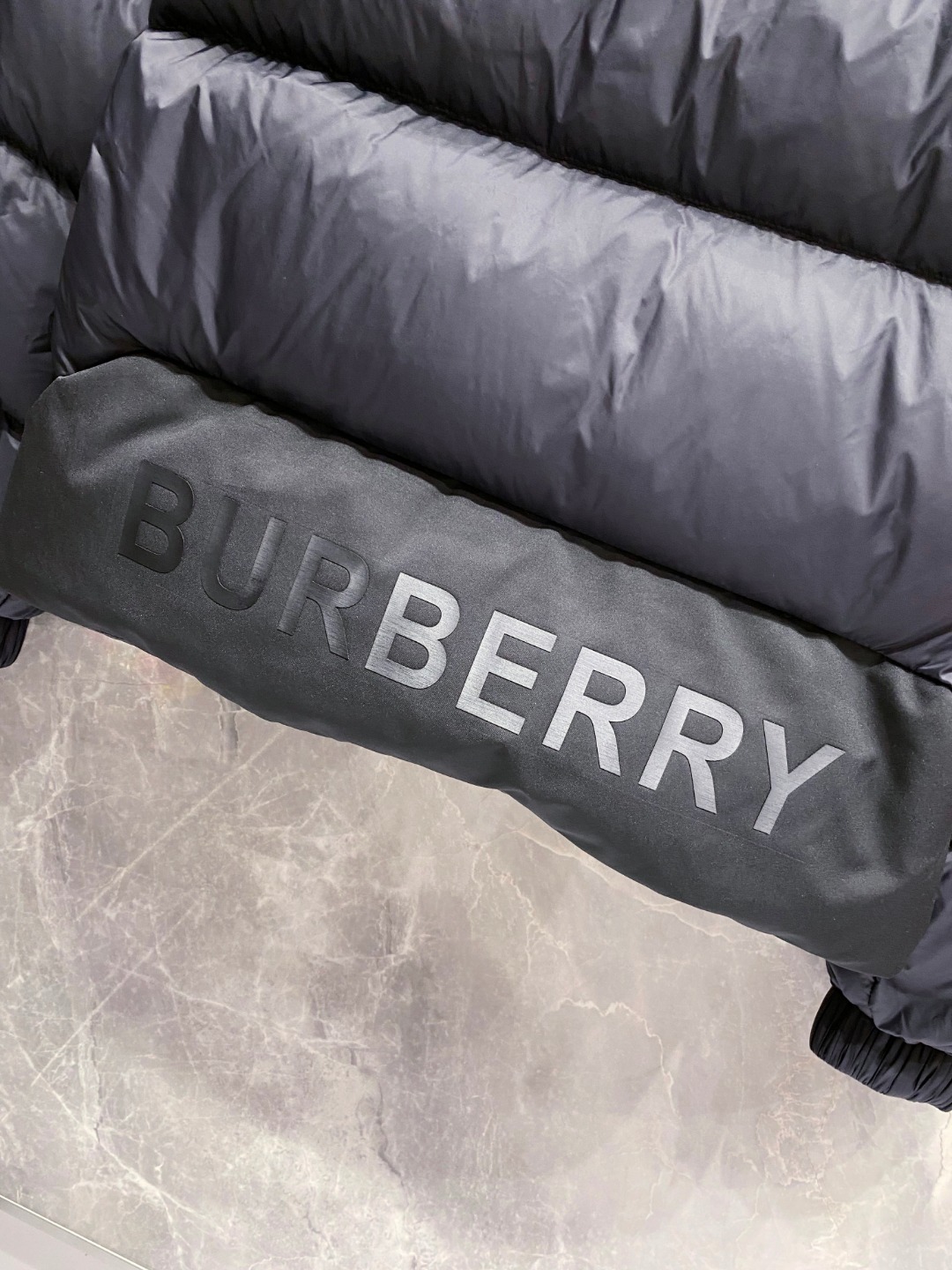 バーバリー「Burberry」秋冬着脱式袖＆フード付きダウンジャケット