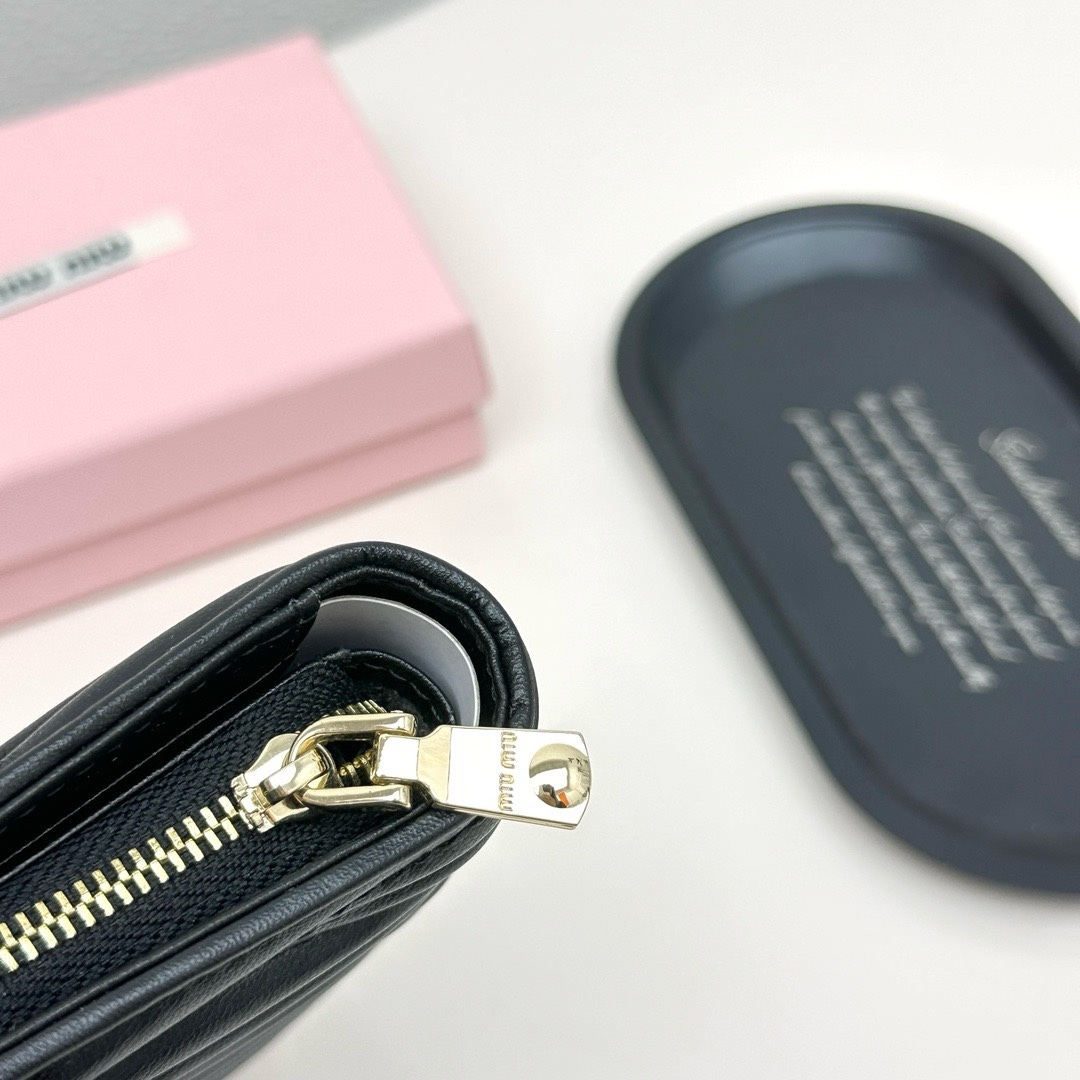 ミュウミュウ「Miu Miu」ミュウミュウ ラムスキン コンパクトウォレット 8357 / 二つ折り財布