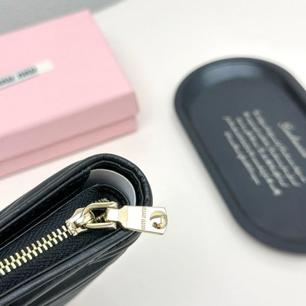 ミュウミュウ「Miu Miu」ミュウミュウ ラムスキン コンパクトウォレット 8357 / 二つ折り財布