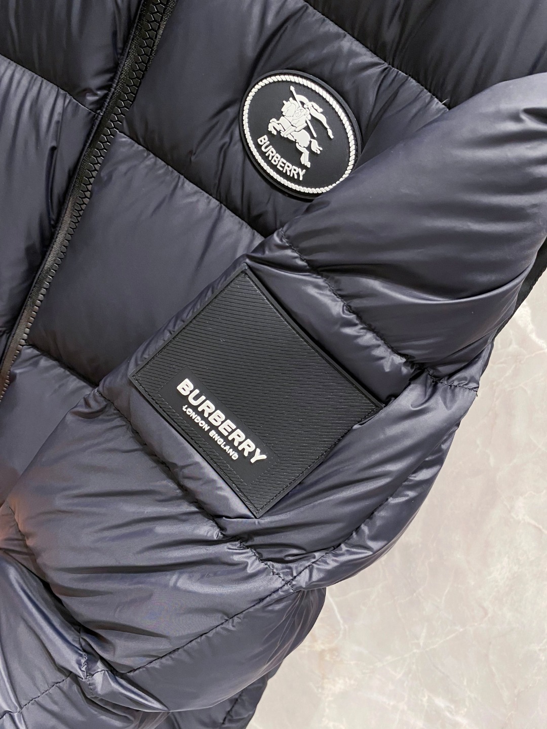 バーバリー「Burberry」秋冬着脱式袖＆フード付きダウンジャケット