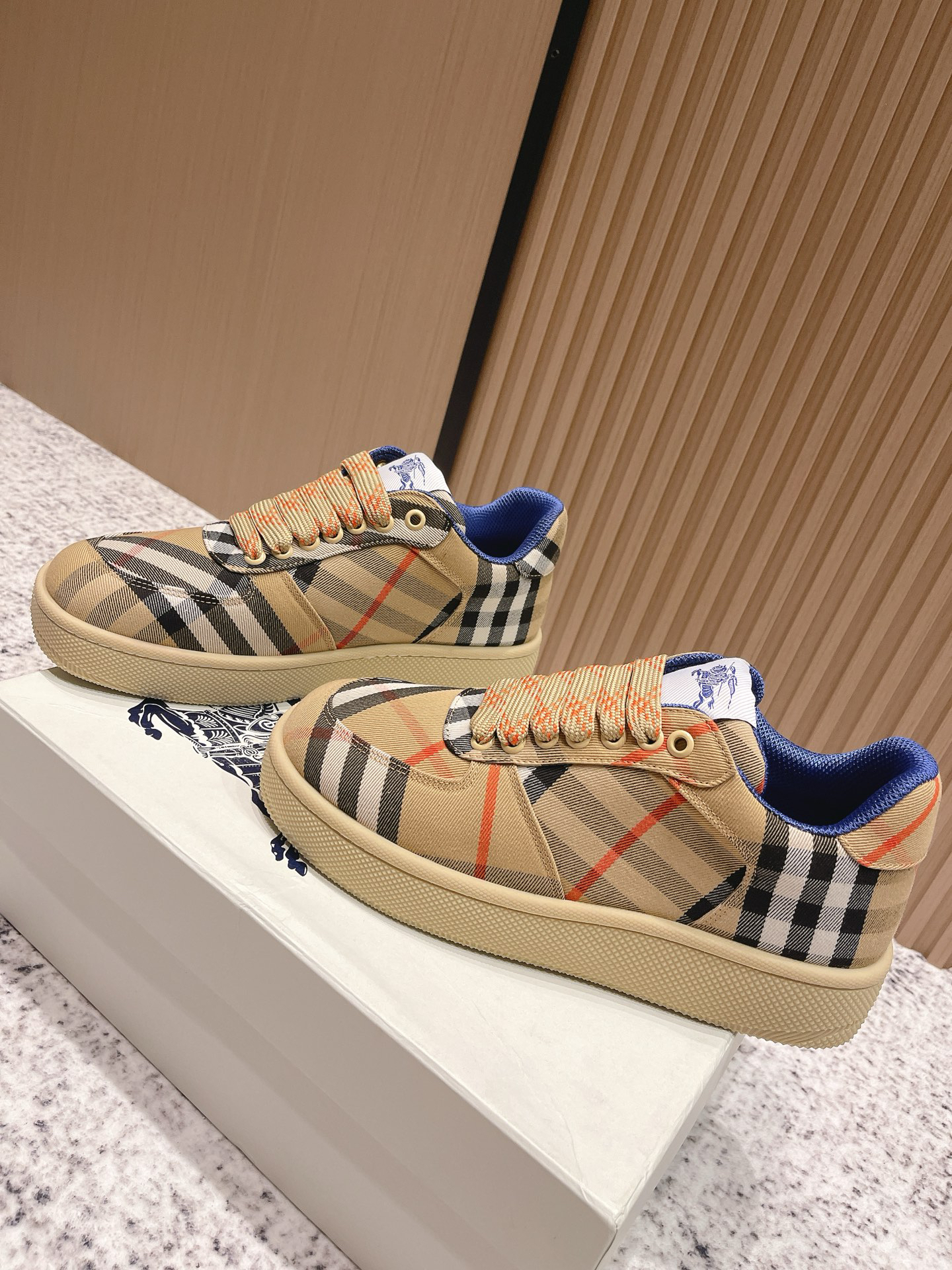 バーバリー「Burberry」バーバリー ボックス スニーカー / プレミアムレザースニーカー