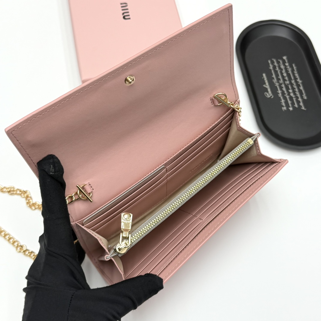 ミュウミュウ「Miu Miu」ミュウミュウ レザーミニバッグ V06 / ハンドバッグ