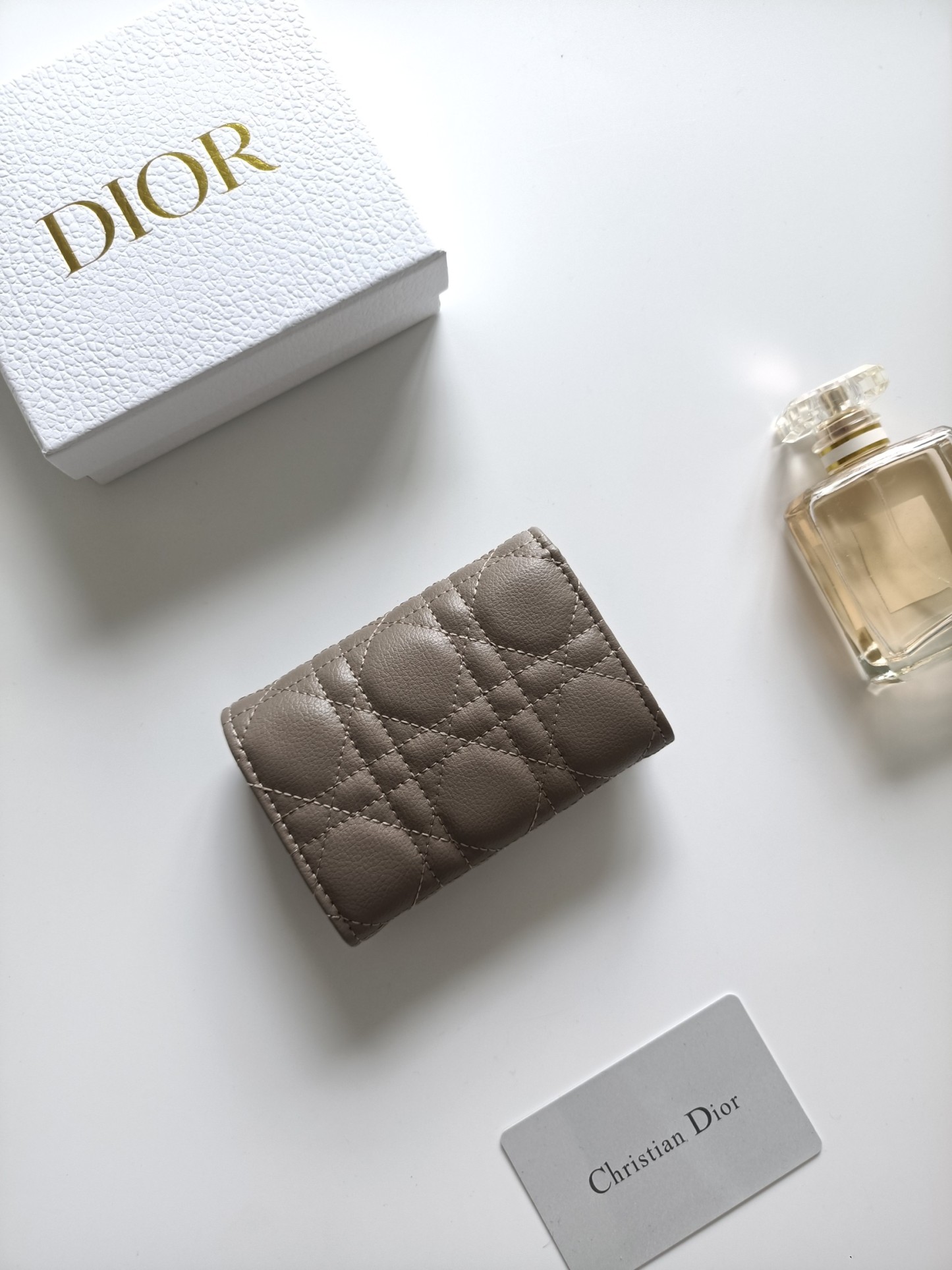 ディオール「Dior」ディオール 30 モンテーニュ グリシン ウォレット / コンパクトウォレット