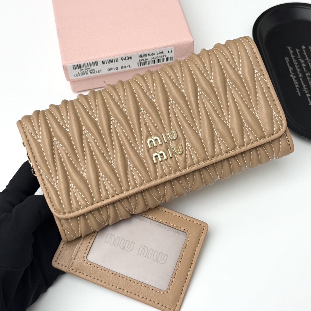 ミュウミュウ「Miu Miu」ミュウミュウ マテラッセ ラムスキン クラッチバッグ 943 / コンパクトウォレット