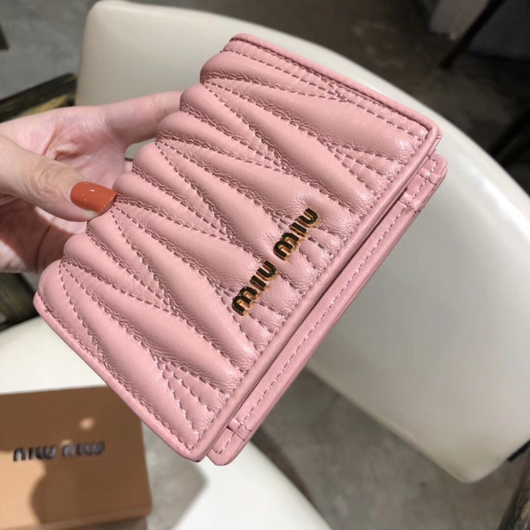 ミュウミュウ「Miu Miu」ミュウミュウ ラムスキン コンパクトバッグ 5439 / ショルダーバッグ