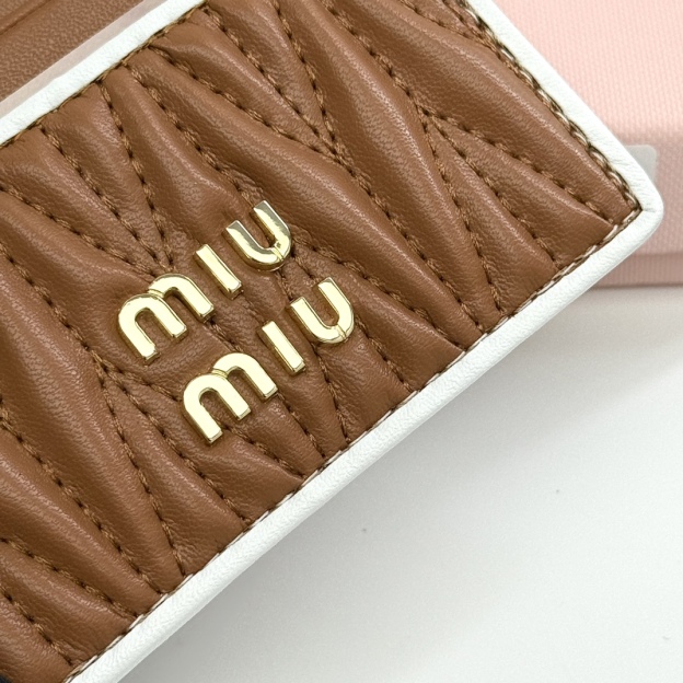 ミュウミュウ「Miu Miu」ミュウミュウ マテラッセ ラムスキン マルチウォレット F11 / コンパクトウォレット.