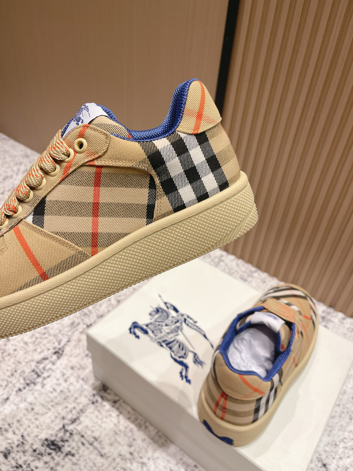 バーバリー「Burberry」バーバリー ボックス スニーカー / プレミアムレザースニーカー