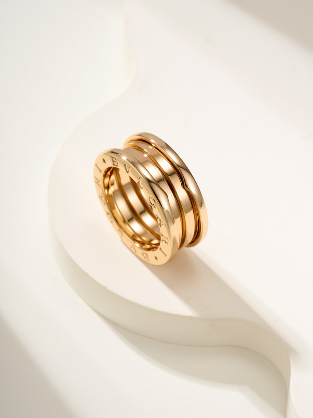 ブルガリ「Bvlgari」エレガントなリングコレクション