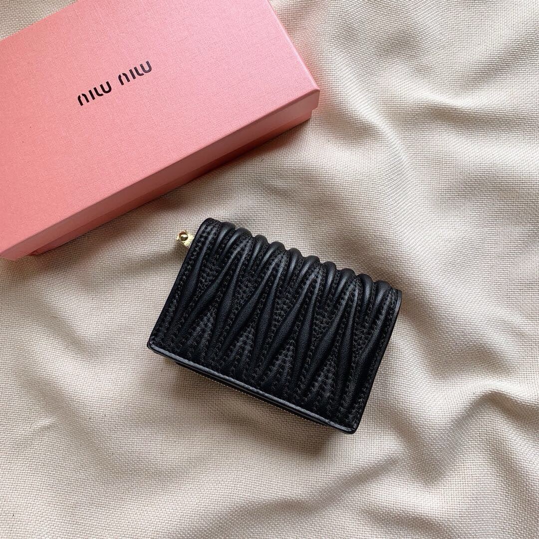 ミュウミュウ「Miu Miu」ミュウミュウ マテラッセ ラムスキン コンパクトウォレット 5196 / 二つ折り財布