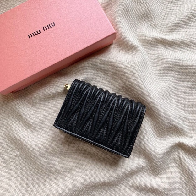 ミュウミュウ「Miu Miu」ミュウミュウ マテラッセ ラムスキン コンパクトウォレット 5196 / 二つ折り財布