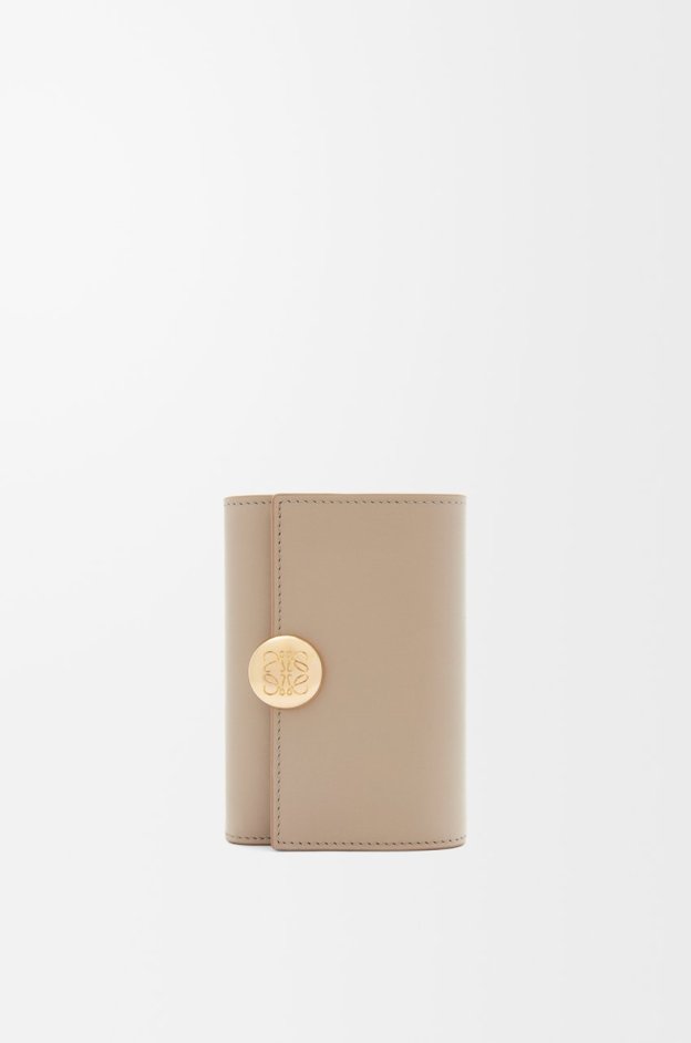 ロエベ「LOEWE」ぺブル バーティカル ウォレット スモール（シャイニーナパカーフ）