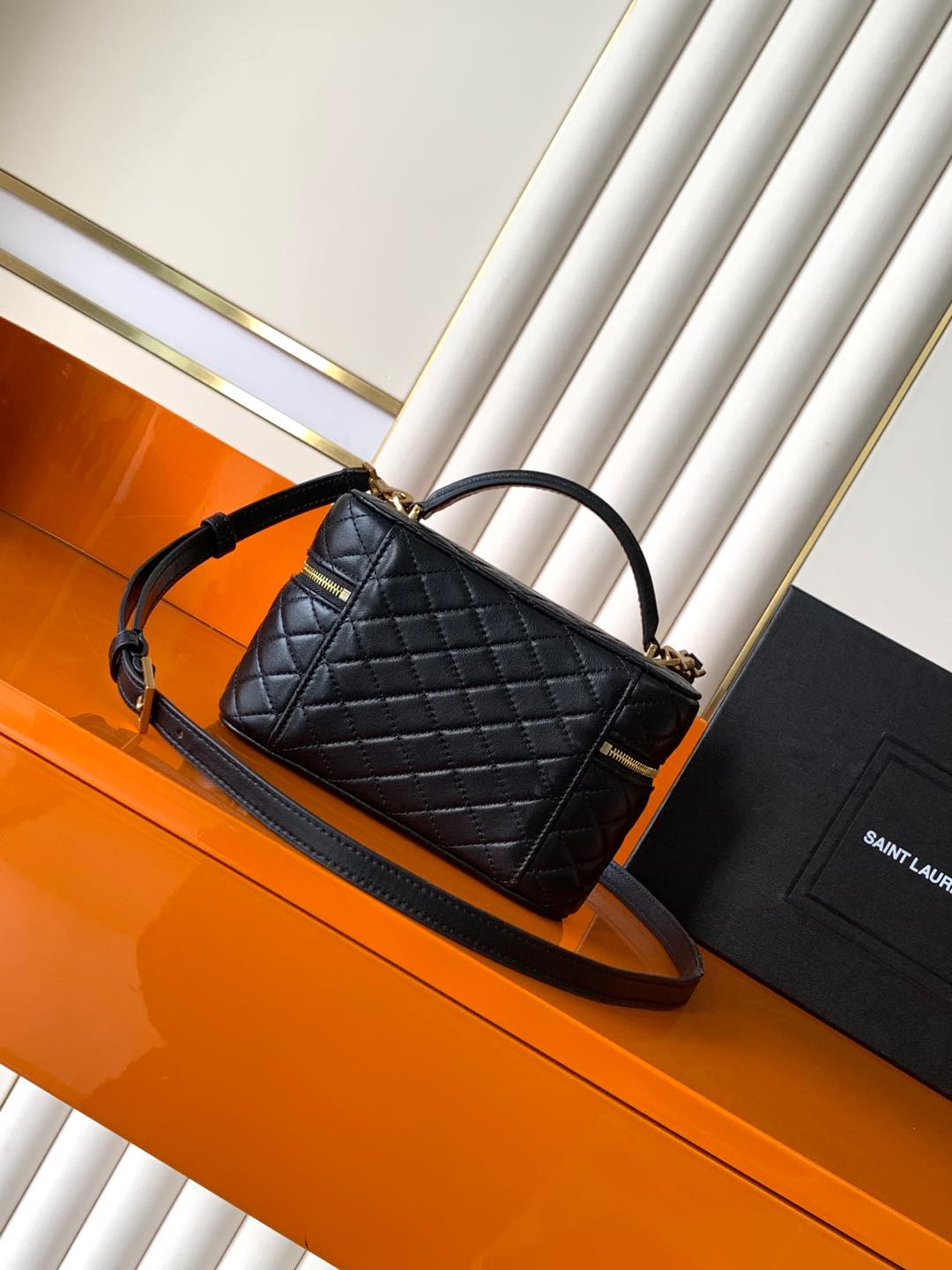 サンローラン「Saint Laurent」ギャビー ヴァニティバッグ（ラムスキン）