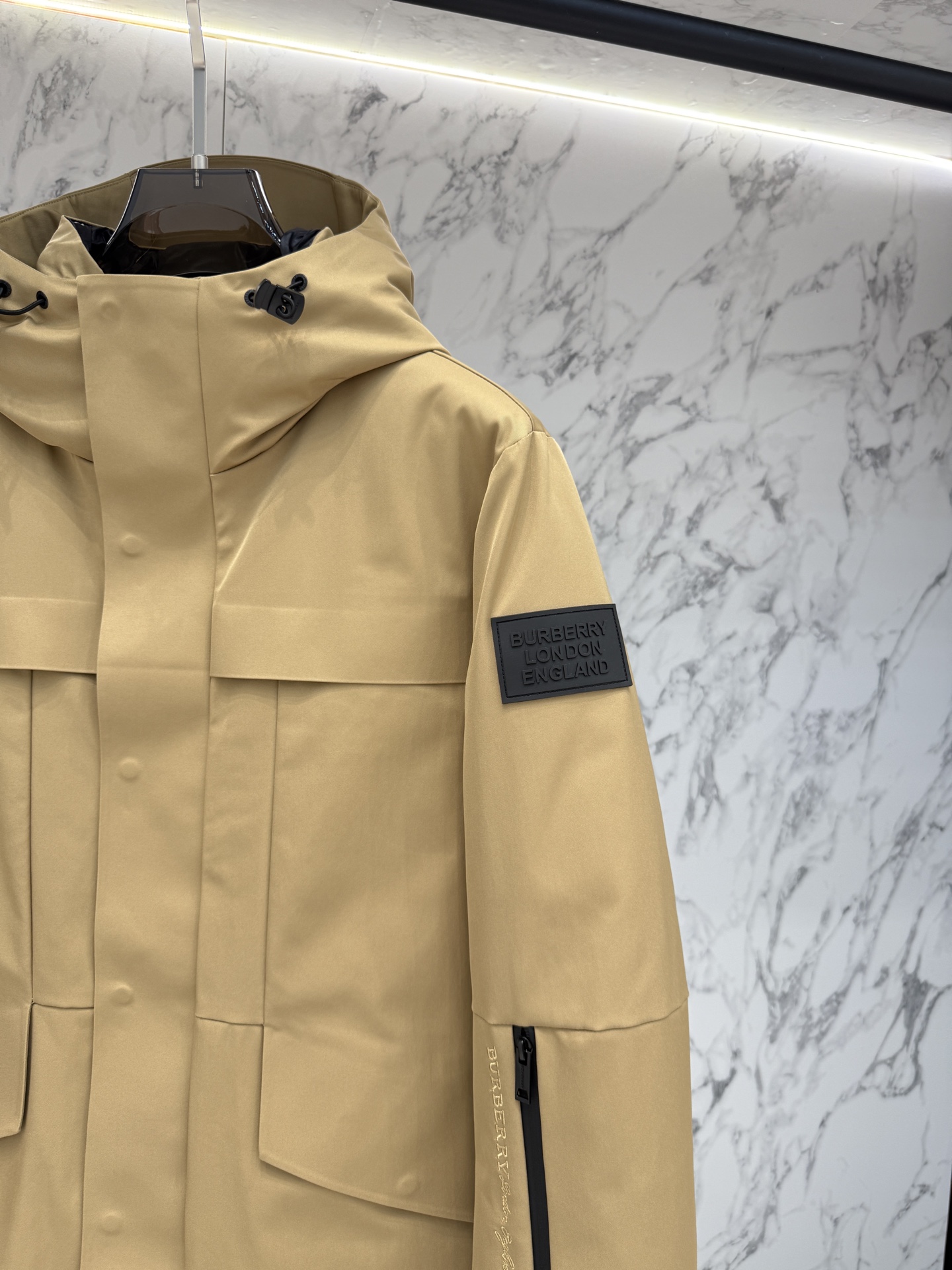 バーバリー「Burberry」秋冬ミドル丈フード付きダウンジャケット