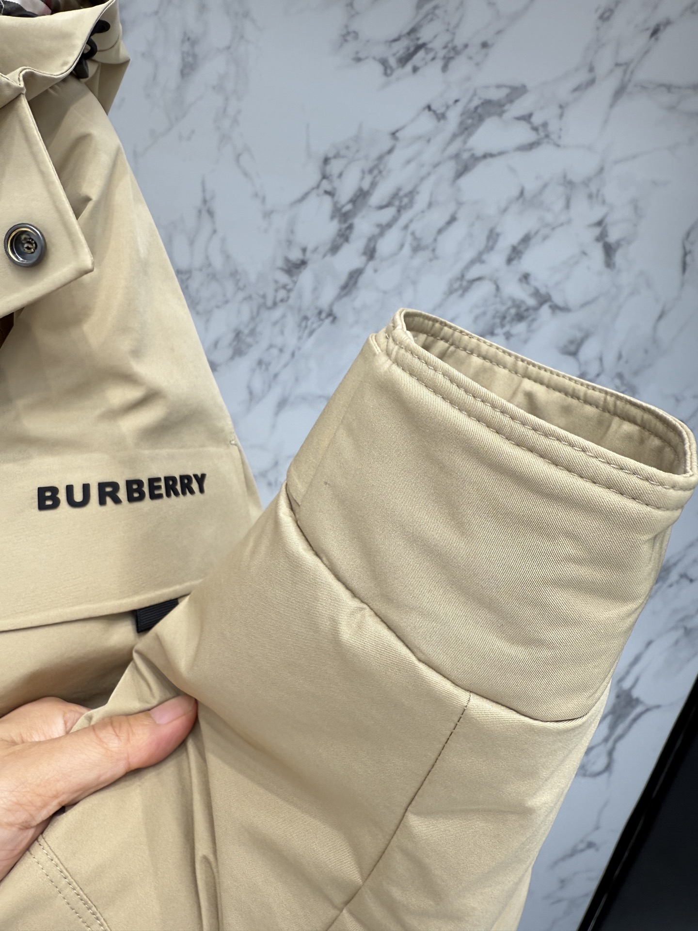 バーバリー「Burberry」スタイリッシュな保温ダウンフード