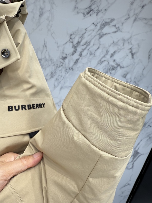 バーバリー「Burberry」スタイリッシュな保温ダウンフード