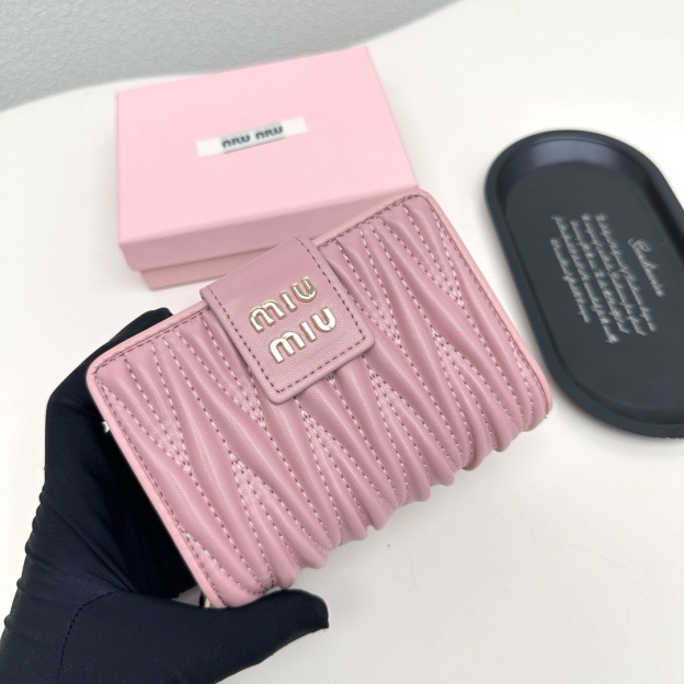 ミュウミュウ「Miu Miu」ミュウミュウ ラムスキン コンパクトウォレット 8357 / 二つ折り財布