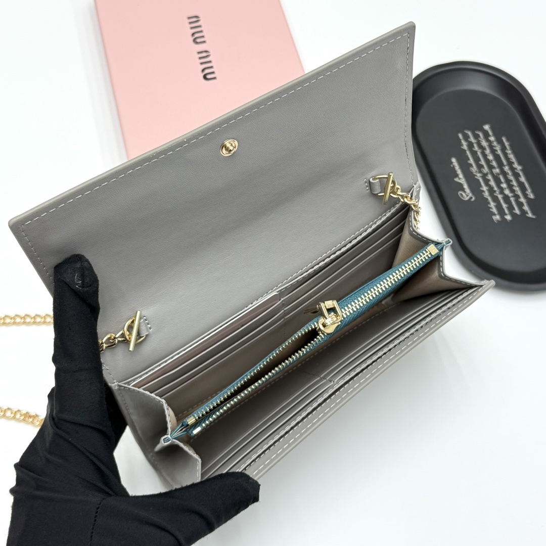 ミュウミュウ「Miu Miu」ミュウミュウ レザーミニバッグ V06 / ハンドバッグ