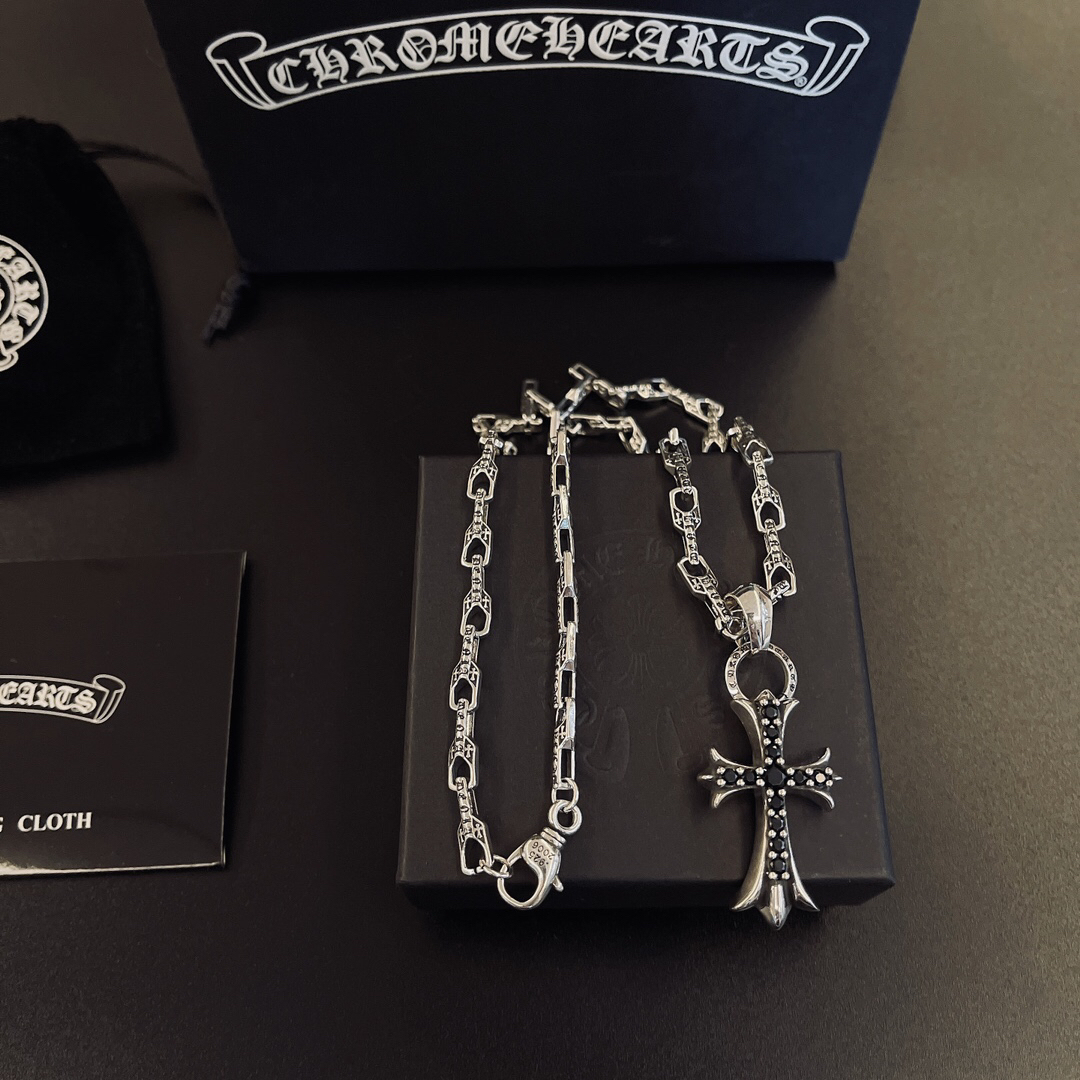 クロムハーツ「Chrome Hearts」のクラシックネックレス - 日常に上品なアクセントを添えるユニセックスモデル