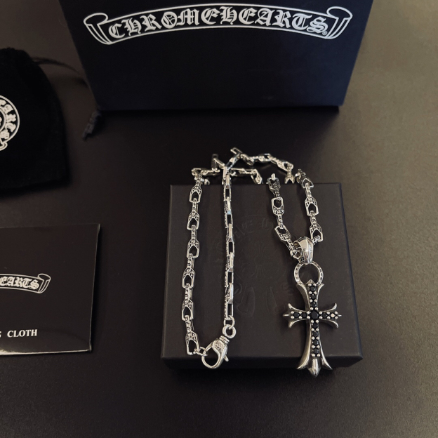 クロムハーツ「Chrome Hearts」のクラシックネックレス - 日常に上品なアクセントを添えるユニセックスモデル