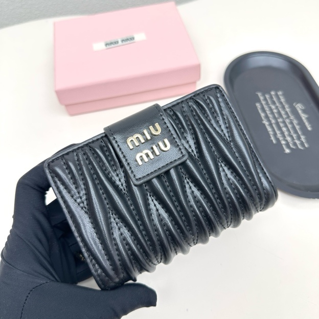 ミュウミュウ「Miu Miu」ミュウミュウ ラムスキン コンパクトウォレット 8357 / 二つ折り財布