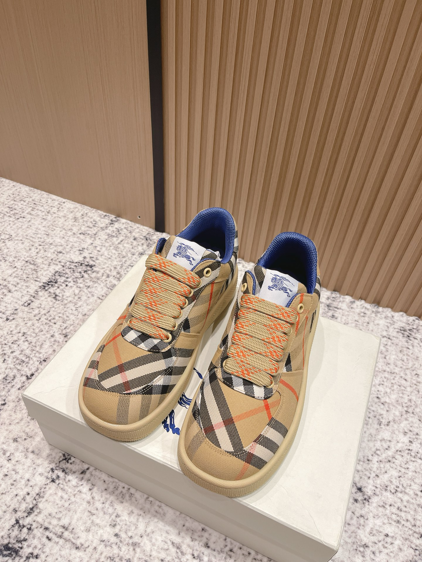 バーバリー「Burberry」バーバリー ボックス スニーカー / プレミアムレザースニーカー