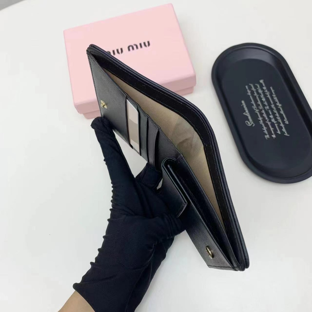 ミュウミュウ「Miu Miu」ミュウミュウ カーフスキン コンパクトウォレット 5238 / 二つ折り財布