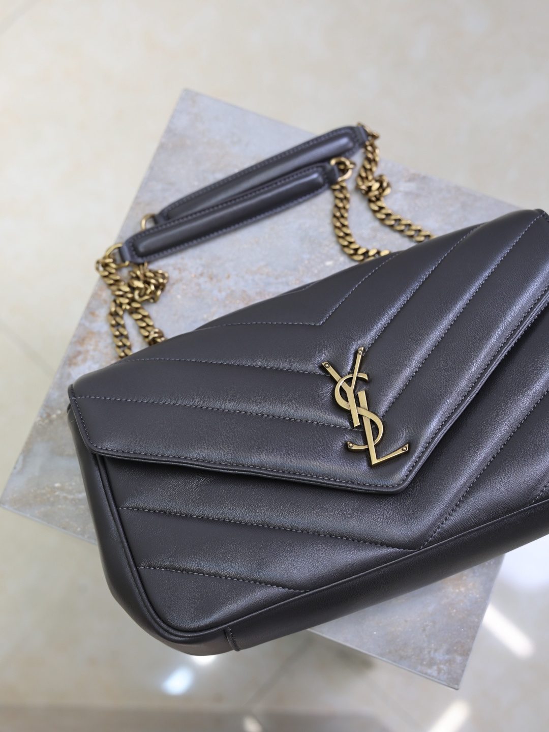 2026サンローラン「Saint Laurent LOULOU ミディアム マトラッセラムスキン ショルダーバッグ