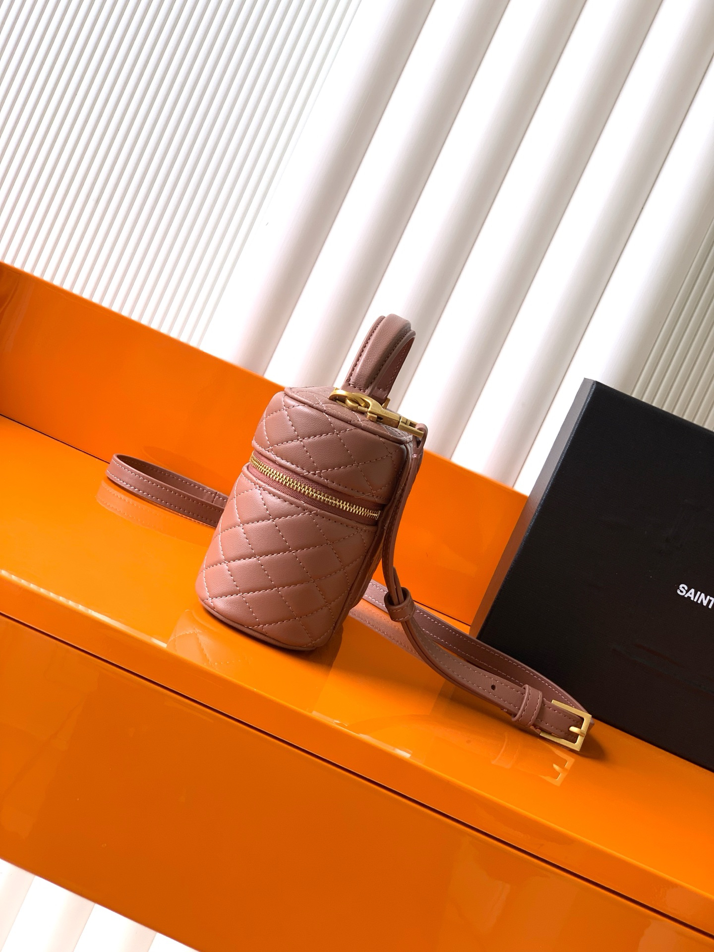 サンローラン「Saint Laurent」ギャビー ヴァニティバッグ（ラムスキン）