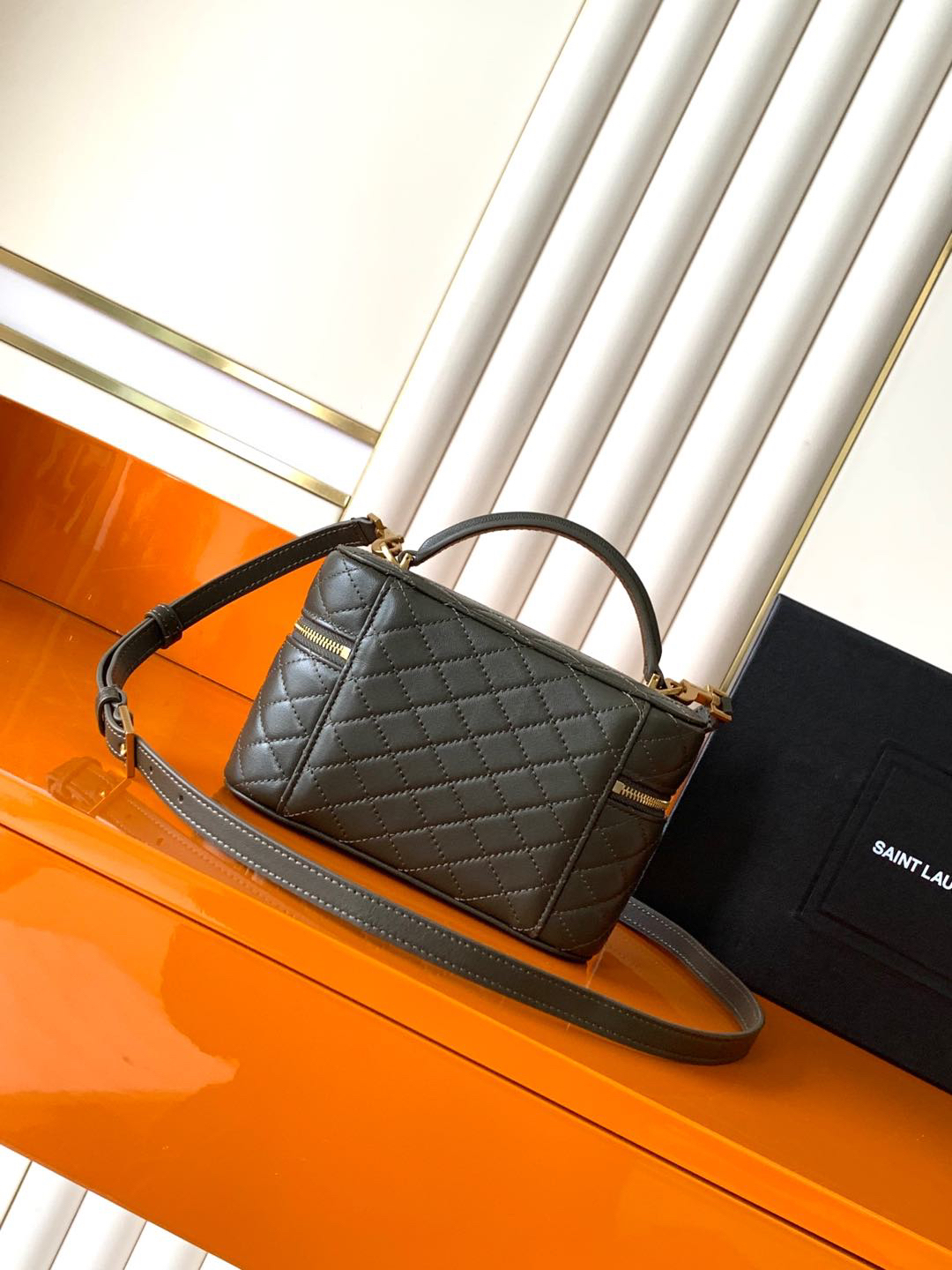 サンローラン「Saint Laurent」ギャビー ヴァニティバッグ（ラムスキン）