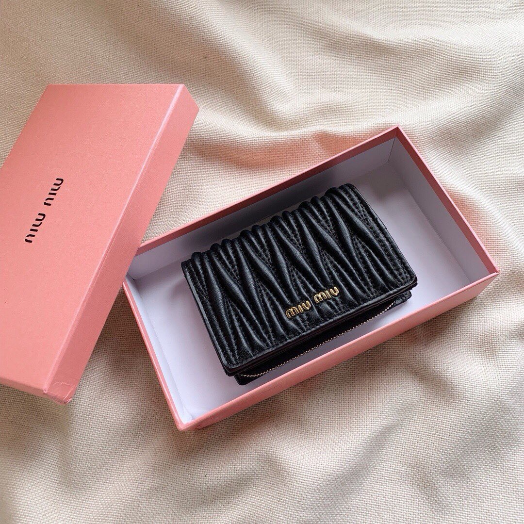 ミュウミュウ「Miu Miu」ミュウミュウ マテラッセ ラムスキン コンパクトウォレット 5196 / 二つ折り財布