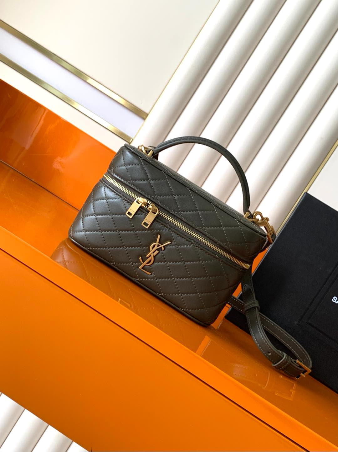 サンローラン「Saint Laurent」ギャビー ヴァニティバッグ（ラムスキン）