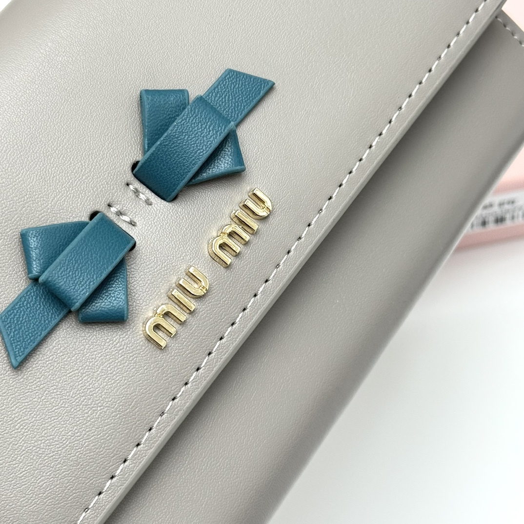 ミュウミュウ「Miu Miu」ミュウミュウ レザーミニバッグ V06 / ハンドバッグ