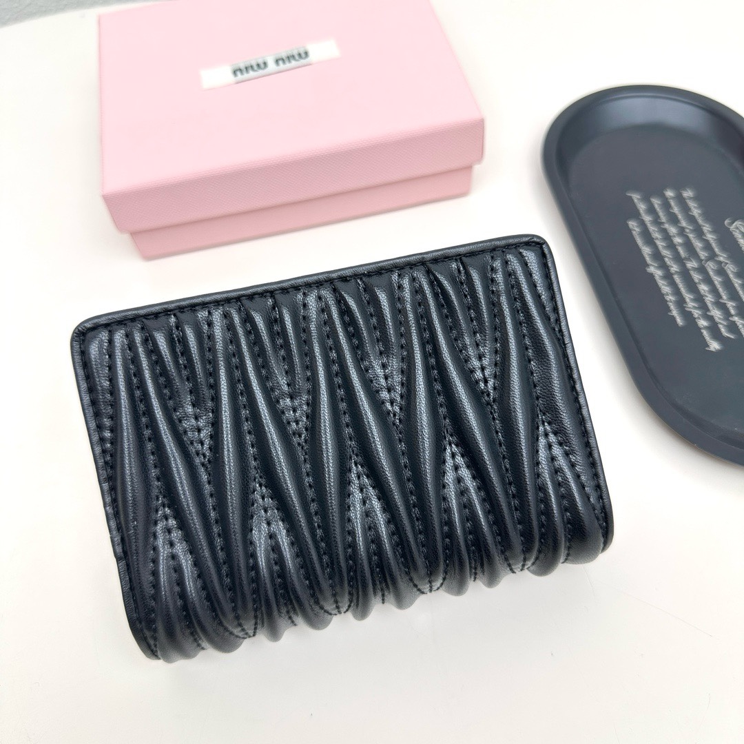 ミュウミュウ「Miu Miu」ミュウミュウ ラムスキン コンパクトウォレット 8357 / 二つ折り財布