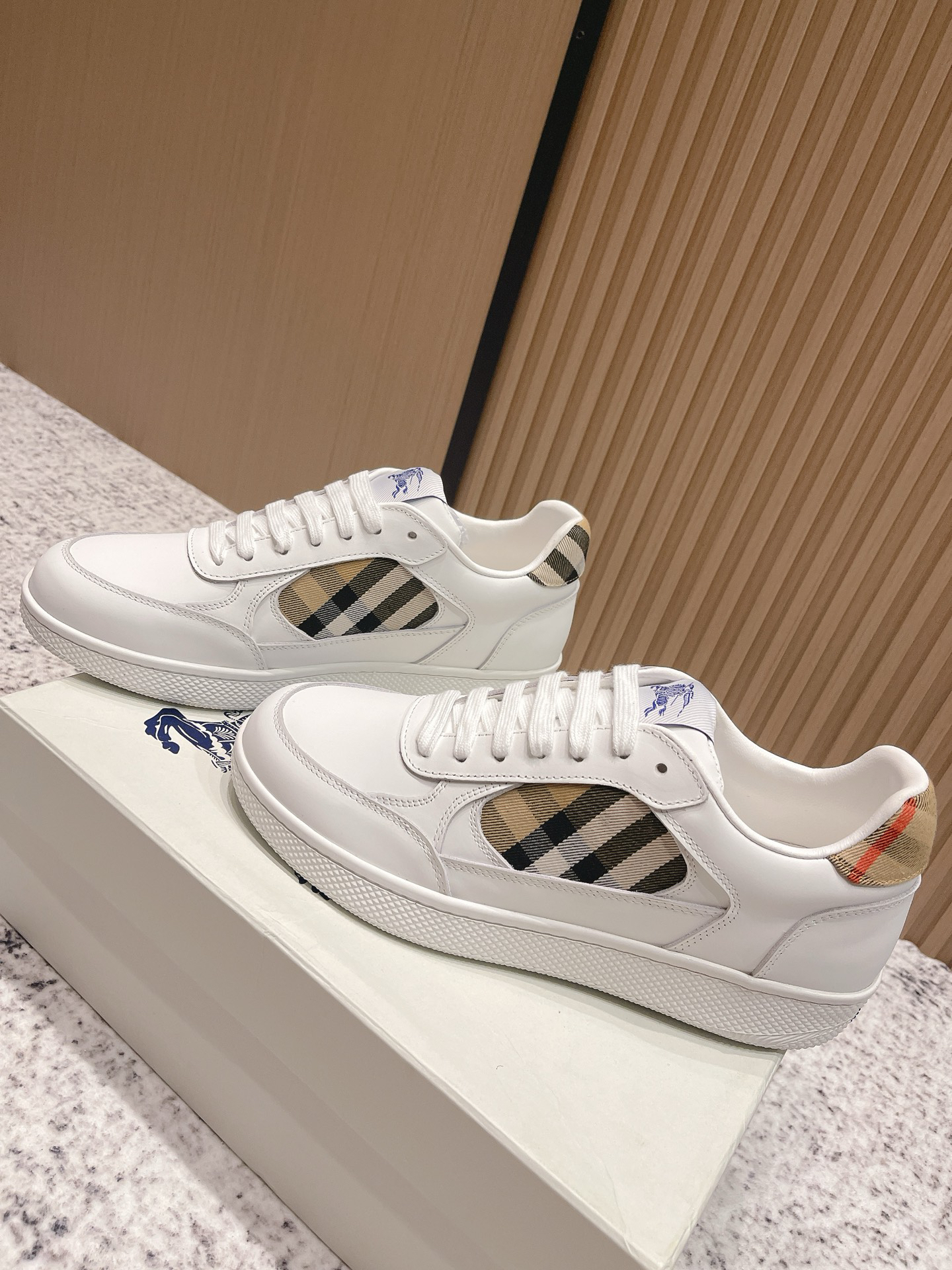 バーバリー「Burberry」バーバリー ボックス スニーカー / プレミアムレザースニーカー