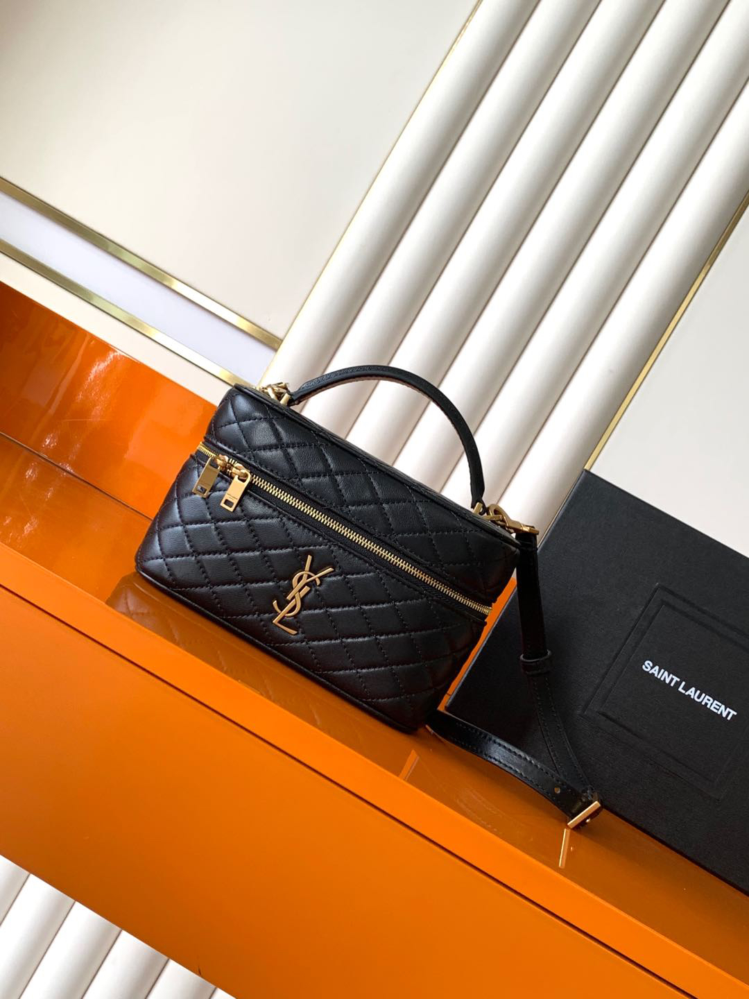 サンローラン「Saint Laurent」ギャビー ヴァニティバッグ（ラムスキン）