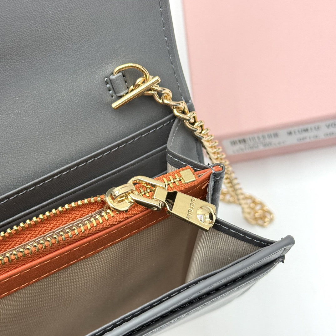 ミュウミュウ「Miu Miu」ミュウミュウ レザーミニバッグ V06 / ハンドバッグ