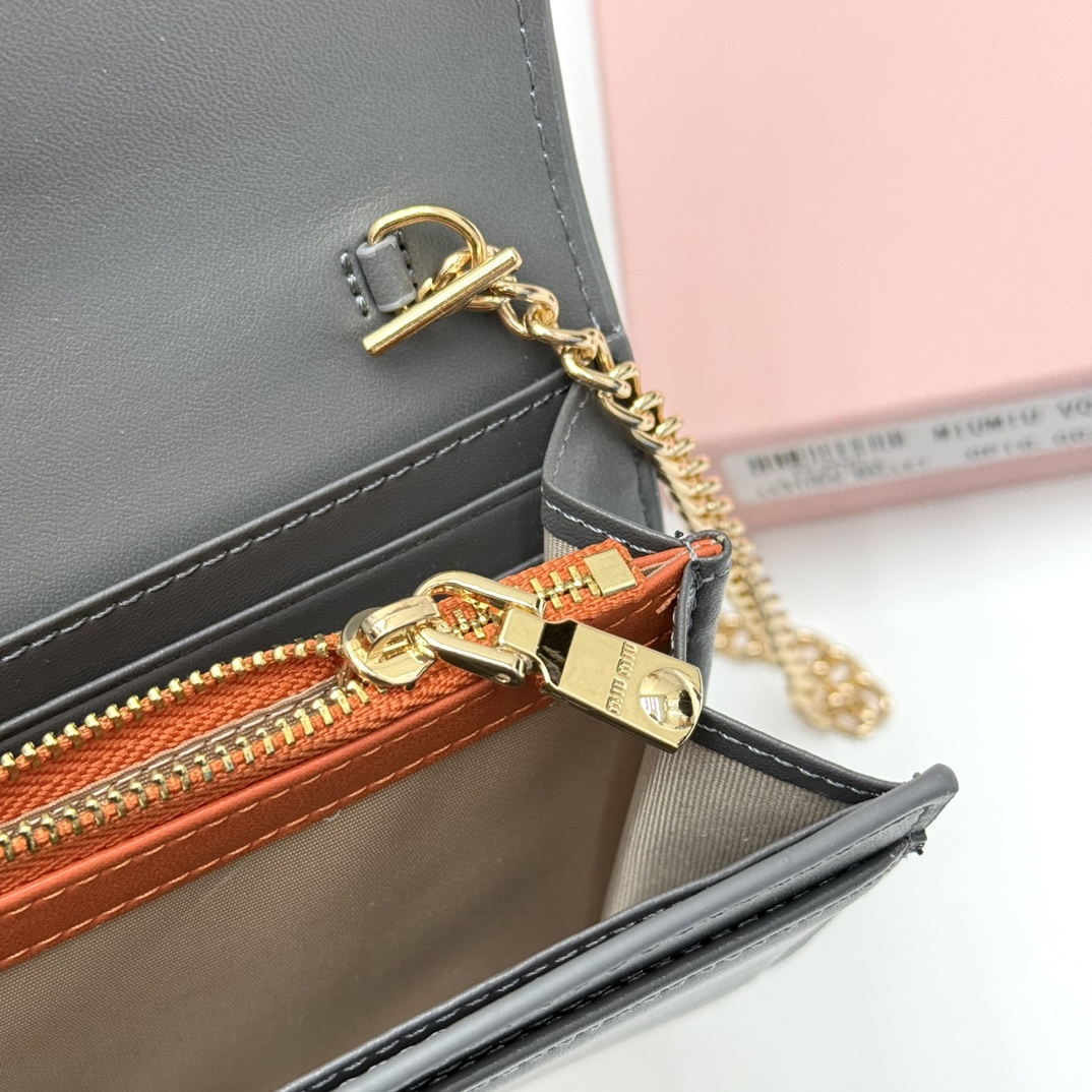 ミュウミュウ「Miu Miu」ミュウミュウ レザーミニバッグ V06 / ハンドバッグ
