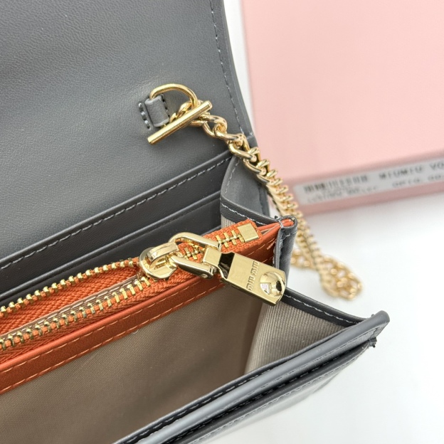ミュウミュウ「Miu Miu」ミュウミュウ レザーミニバッグ V06 / ハンドバッグ