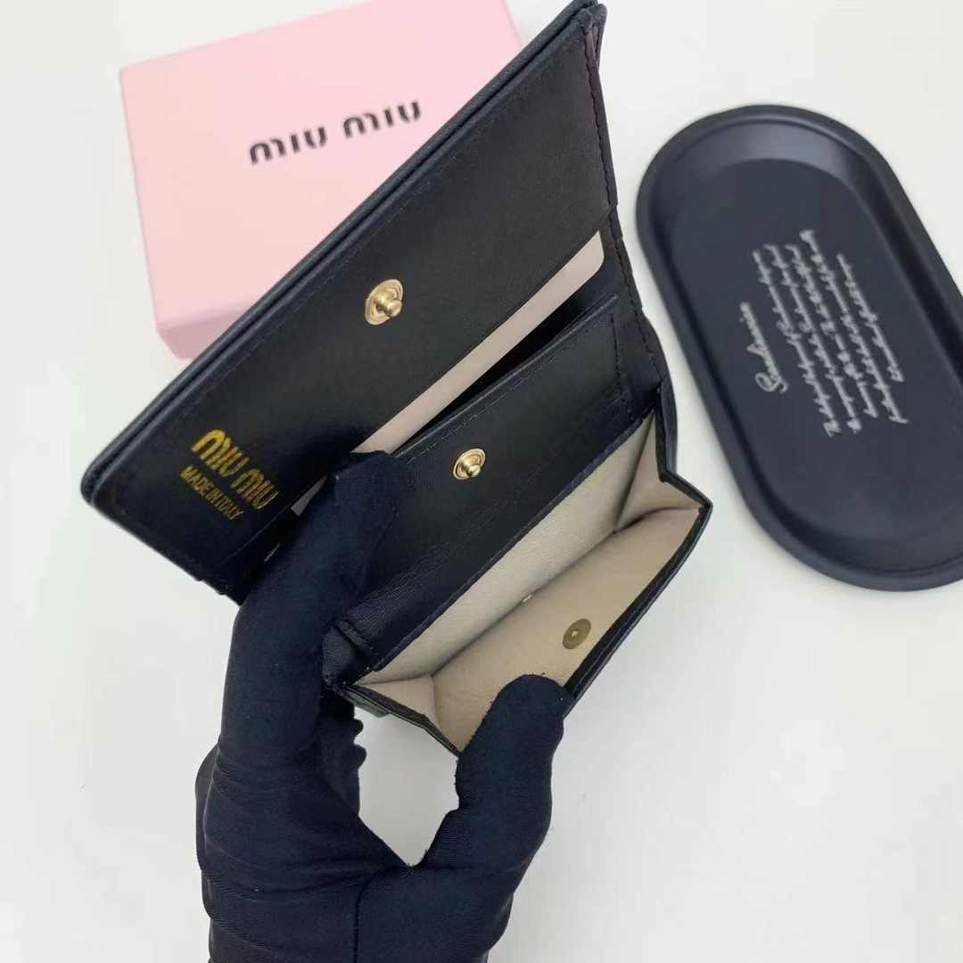 ミュウミュウ「Miu Miu」ミュウミュウ カーフスキン コンパクトウォレット 5238 / 二つ折り財布
