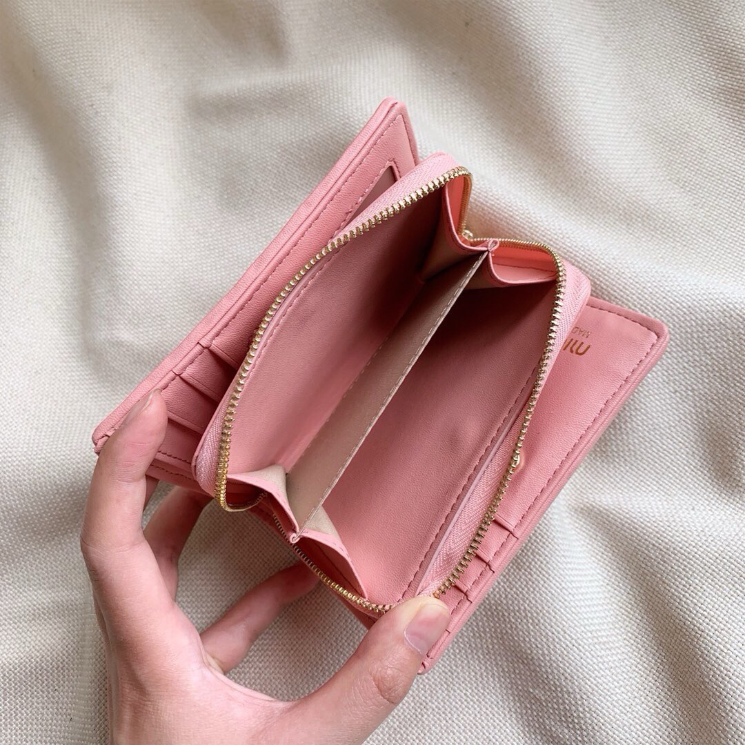 ミュウミュウ「Miu Miu」ミュウミュウ マテラッセ ラムスキン コンパクトウォレット 5196 / 二つ折り財布