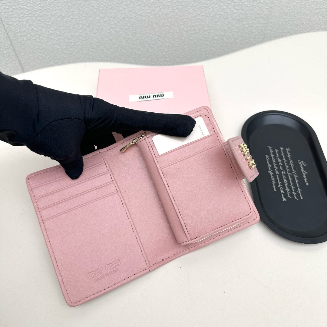 ミュウミュウ「Miu Miu」ミュウミュウ ラムスキン コンパクトウォレット 8357 / 二つ折り財布
