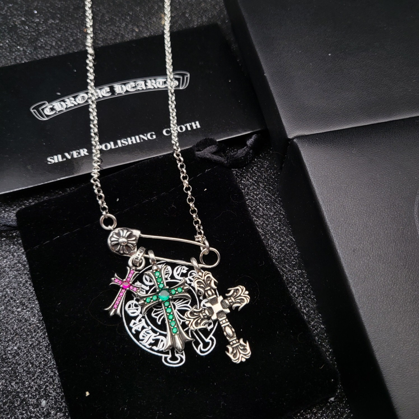 クロムハーツ「Chrome Hearts」のクラシックネックレス - 日常に上品なアクセントを添えるユニセックスモデル