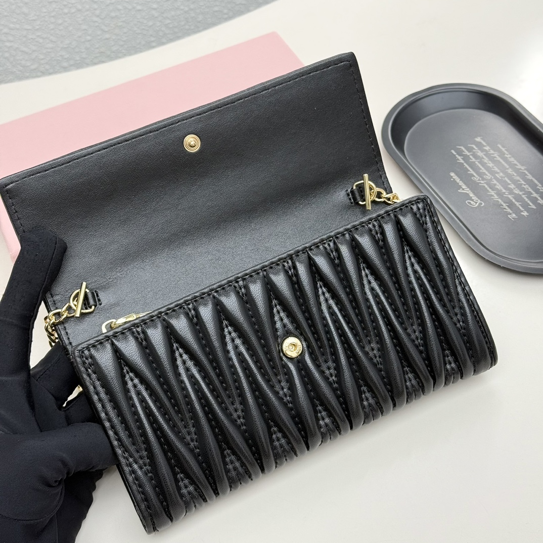 ミュウミュウ「Miu Miu」ミュウミュウ マテラッセ ラムスキン コンパクトウォレット 9886 / 二つ折り財布
