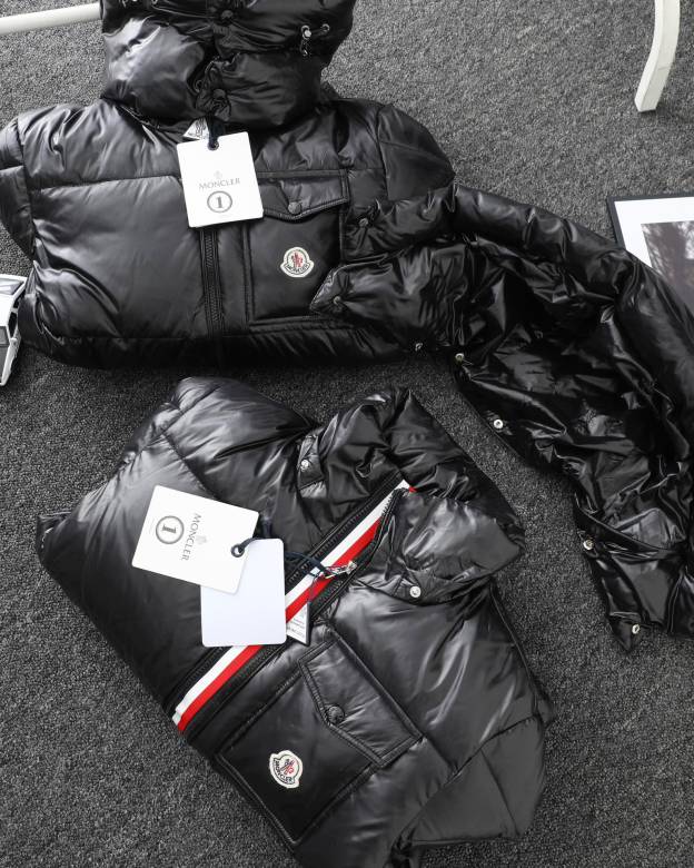 モンクレール メンズ 三色織りテープカラーストライプショートダウンジャケット