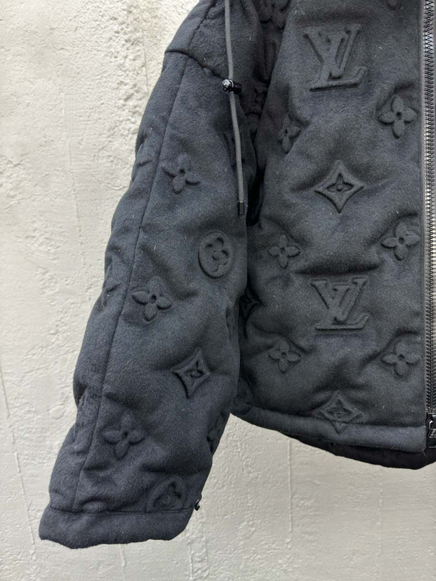 ルイ・ヴィトン「Louis Vuitton」MONOGRAM 浮き彫りエンボス加工ダウンジャケット