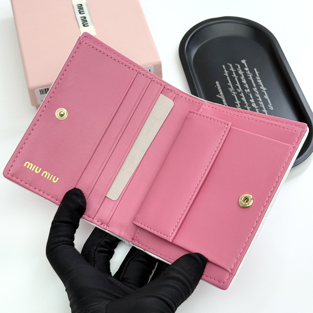 ミュウミュウ「Miu Miu」ミュウミュウ マテラッセ ラムスキン マルチウォレット F12 / コンパクトウォレット