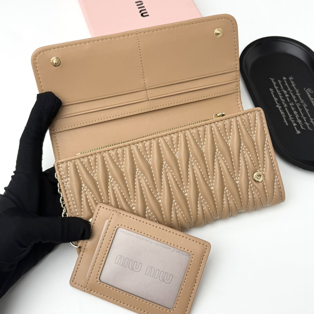 ミュウミュウ「Miu Miu」ミュウミュウ マテラッセ ラムスキン クラッチバッグ 943 / コンパクトウォレット