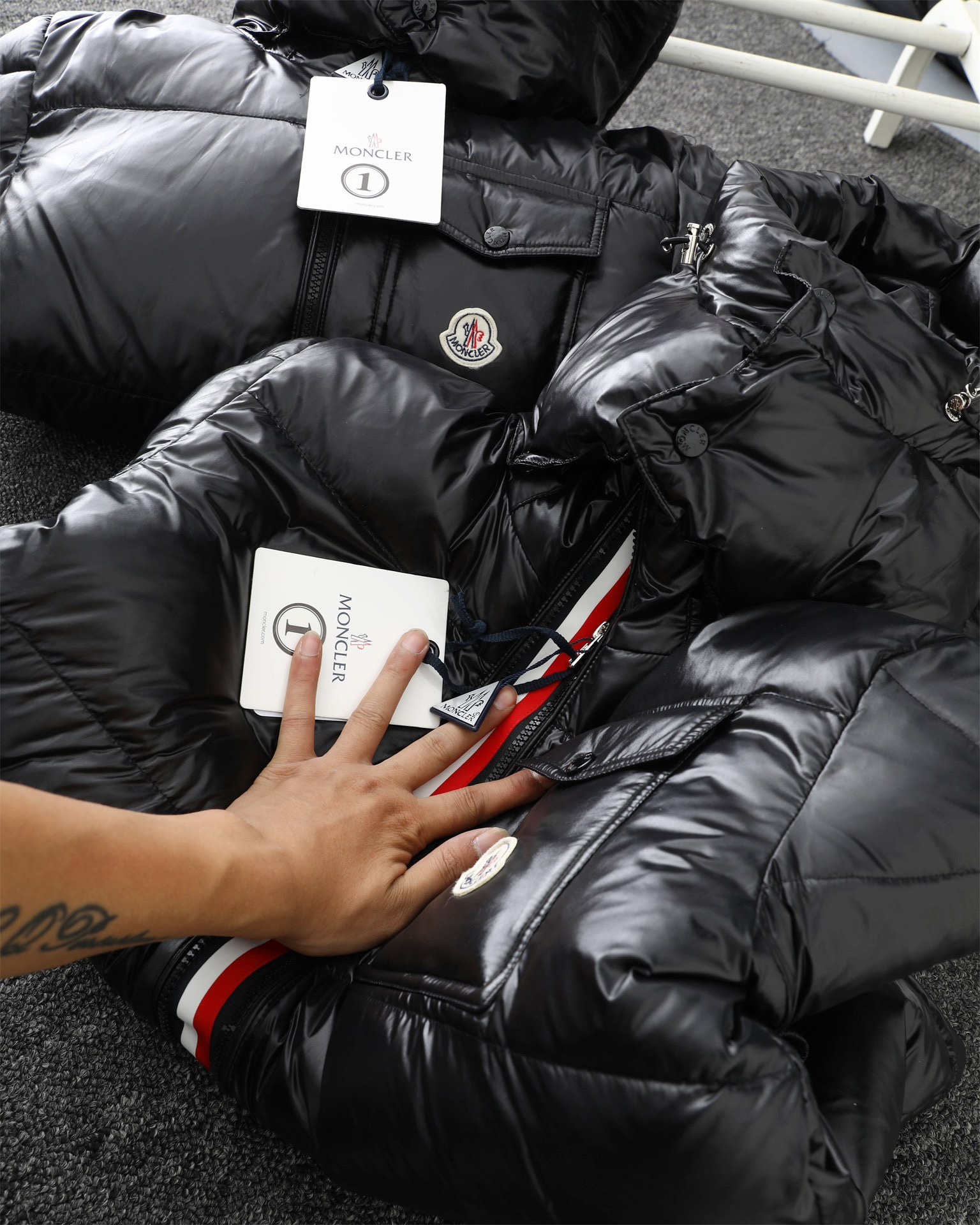 モンクレール メンズ 三色織りテープカラーストライプショートダウンジャケット